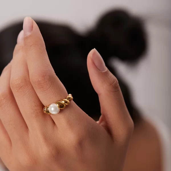 Uworld Stainless Steel 18K Gold-Plated Inlaid Shell Ring Statement Metal Texture Fashion Finger Joyería Acero Inoxidable Mujer - Image 4