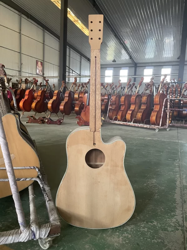 Inventory defect: Original acoustic guitar, level 24, 6 strings, defective. Be cautious when taking imperfect photos